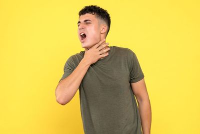 5 Cara Bersihkan Lendir di Tenggorokan Secara Alami, Jangan Paksakan Batuk!