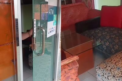 Disangka Ruangan Mesin ATM, Ternyata Ada Kursi Tamu di Dalamnya, Rumah Siapa?