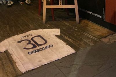 Jersey PSG Messi Jadi Keset Kaki di Bar Prancis, Netizen: Balik Aja ke Barca