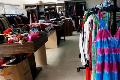 Berkonsep Thrifting Outlet, Pusat Bantuan Sosial Ini Salurkan Pakaian Sampai Furnitur