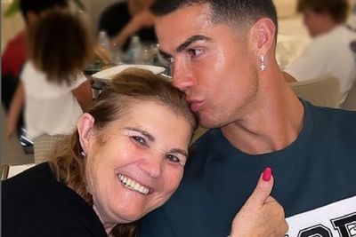 5 Bintang Sepak Bola yang Sayang Ibu, Nomor 1 Nganggur Nih!