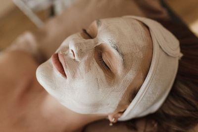 8 Masker Wajah Alami untuk Memutihkan Kulit Kusam, Bikin Glowing!