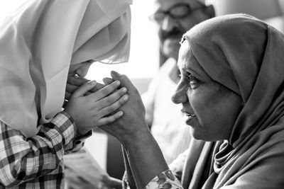 Makna dari Surga di Telapak Kaki Ibu, Benarkah Seorang Anak Harus Mencium Kaki Ibunya?