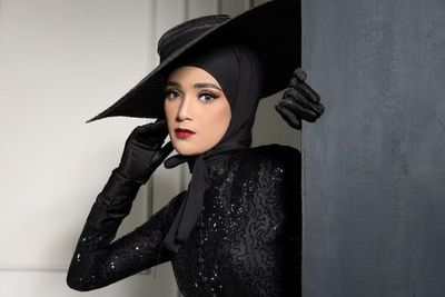 Potret Nadya Mustika Tampil Berpakaian Serba Hitam: Mirip Mulan Jameela