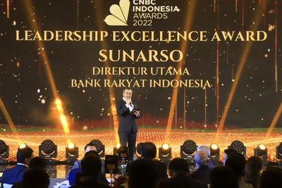 Punya Visi Kuat, Dirut BRI Sunarso Raih Penghargaan Leadership Excellence Award