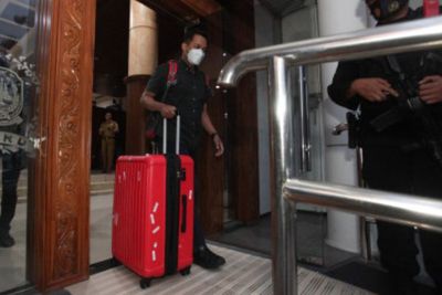 KPK Geledah Kantor Gubernur Jatim Khofifah dan Emil Dardak