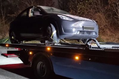 Curhat Pemilik Tesla Model Y yang Tiba-tiba Mogok dan Terkunci di Dalam