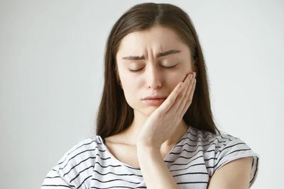 4 Cara Menyembuhkan Sariawan secara Alami, Ketahui Penyebabnya!