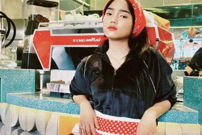 Terungkap, Segini Harga Jaket Fuji yang Dipakai Cosplay Jadi Pelayan Karen s Dinner