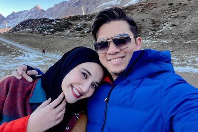 Irwansyah Romantis Zaskia Sungkar Ultah di Hari Ibu: Jangan Bosen Mencintaiku dan Ukkasya