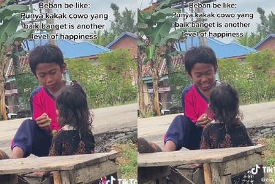 Cuek tapi Perhatian! Momen Kakak Suapi Adiknya Ini Bikin Netizen Iri: Anak Tunggal Nangis