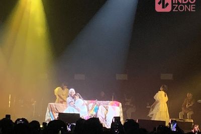 So Sweet! Sembari Lantunkan Bertaut , Nadin Amizah Duduk Dipangkuan Sang Ibu Saat Konser