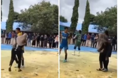 Gak Terima Ayangnya Ditekel, Cewek Ini Nekat Terobos Lapangan Futsal & Tampol Pemain Lawan