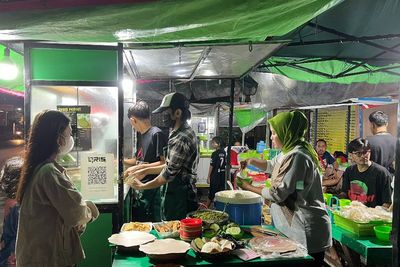 Selalu Ramai Pembeli, Warung Ayam Penyet Ini Habiskan 100 Ekor Ayam Setiap Hari!