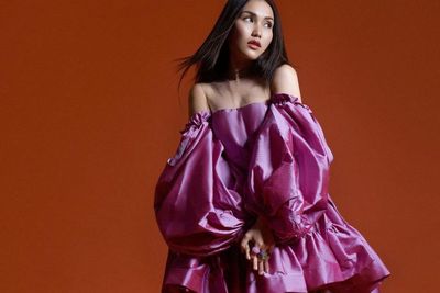 Ayu Ting Ting Pamer Penampilan Pakai Ballon Dress Ungu, Cantik Tapi Takut Melorot!