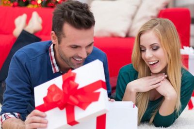 5 Ide Kado Natal Romantis untuk Pacar, Dijamin Makin Cinta!