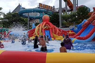Hawai Water Park: Wahana Air Terbesar di Malang, Ada Papan Luncur Hingga Mandi Busa!