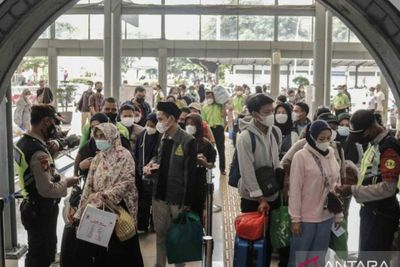 Stasiun Pasar Senen Dipadati Lautan Manusia Jelang Libur Natal dan Tahun Baru 2023