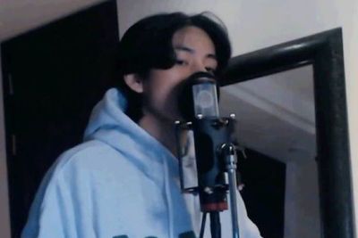 V BTS Bawakan Lagu It s Beginning to Look a lot Like Christmas untuk Sambut Hari Natal