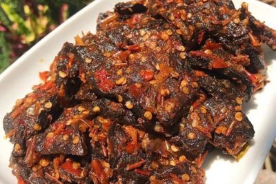 Dikira Paru Balado, Ternyata Makanan di Kondangan Ini Cuma Daun Singkong