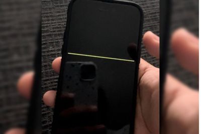 Pengguna iPhone 14 Pro Ngeluh Layar HP-nya Tiba-tiba Muncul Garis, Kesalahan Produksi?