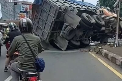 Viral Truk Terguling Timpa Mobil Ditumpangi Petinggi TNI di Cibubur, Begini Kronologinya