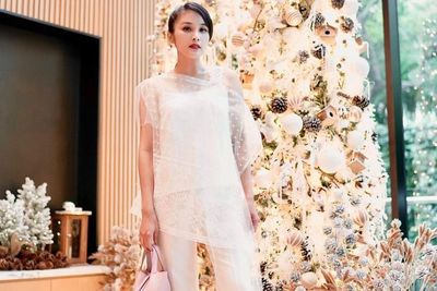 5 OOTD Natal ala Sandra Dewi, Feminin, Kasual, Cetar!