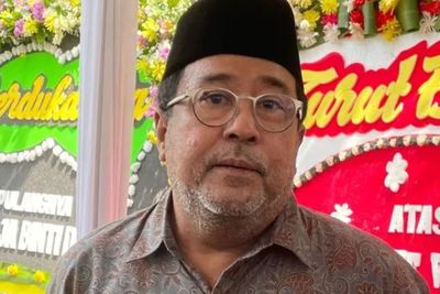 Rano Karno Ziarah ke Makam Aminah Cendrakasih: 20 Tahun Nyak Lumpuh dan Buta