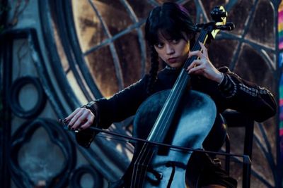 Masih Trending, Fakta Wednesday: Ikut Kelas Cello, Digarap 3 Sutradara dan Thing Tanpa CGI
