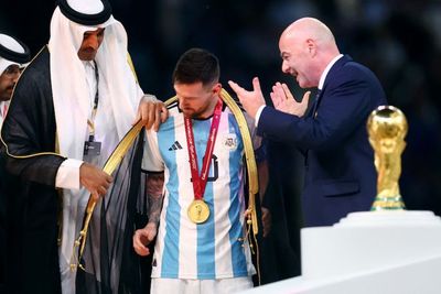 Bukan Main, Jubah Bisht Lionel Messi Ditawar Pengacara Kaya Oman Rp15,5 Miliar!