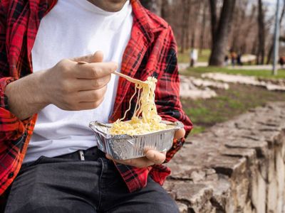 Sering Konsumsi Mie Instan? Ini Bahaya yang Menantimu! 