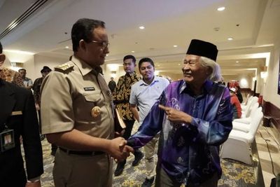 Anies Baswedan Kenang Momen Beri Topi Gubernur ke Ridwan Saidi