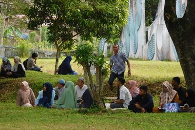 Foto: Peringati 18 Tahun Tsunami Aceh, Kuburan Massal Sirion Dibanjiri Peziarah Penuh Duka