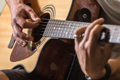 5 Aplikasi Stem Gitar Terbaik 2022, Gratis dan Cocok bagi Pemula
