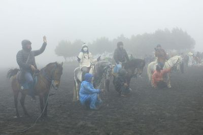 Gunung Bromo Berselimut Kabut dan Cuaca ektrem, Anehnya Pengunjungnya Justru Membludak!
