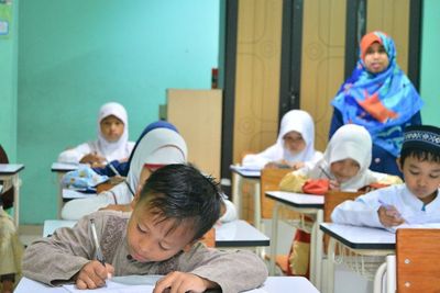 10 Contoh Puisi Pendek Anak Sekolah untuk SD, SMP, dan SMA