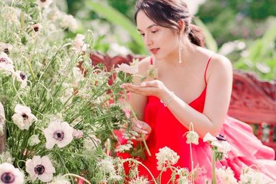 Cantiknya Chelsea Islan Berbalut Dress Pink di Hari Natal: Bikin Bulu-bulu Berdiri