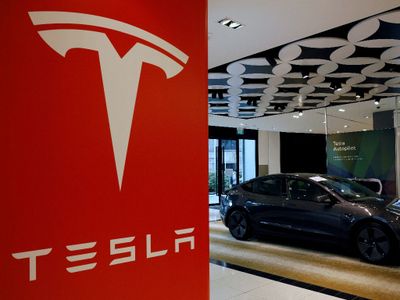 Badai Covid-19 Mengganas, Tesla Setop Produksi di Pabrik China