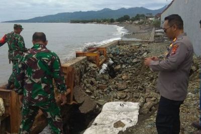 Antisipasi Cuaca Buruk, TNI-Polri Lakukan Pemantaun di Pesisir Pantai Mataram