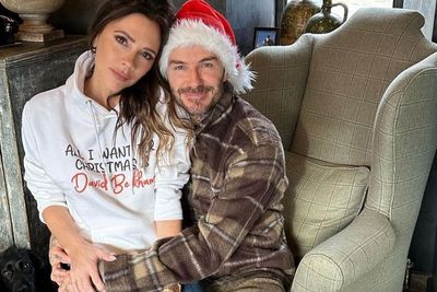 Victoria Pamer Pose Mesra Pakai Sweater All I Want For Christmas is David Beckham