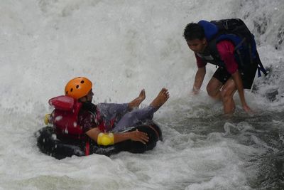 Serunya Rafting di Tubing Genting, Ada Batu Bersusun Rapi Mirip Candi!