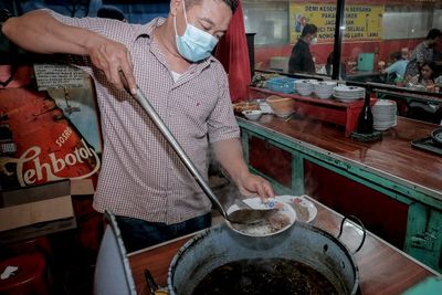 Rawon Kalkulator, Kuliner Surabaya Terkenal hingga Kalangan Artis yang Bukanya 16 jam!