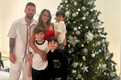 Natal Menggemaskan ala Keluarga Lionel Messi & Antonela Roccuzzo, Potretnya Jadi Sorotan