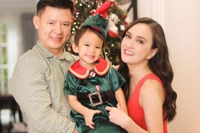 Shandy Aulia dan Keluarga Rayakan Natal, Gaya Kompak dan Serasi!