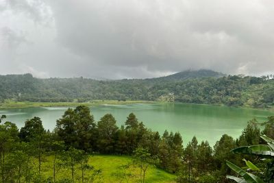 5 Fakta Menarik Danau Linow, Punya Air Tiga Warna hingga Ada Larangan yang Harus Dipatuhi!