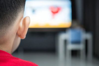 Tega! Ibu Ini Sengaja Tutup Pintu Rumah saat Anak Tetangga Numpang Nonton TV, Tuai Kecaman