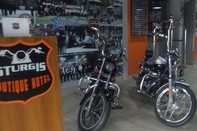 Sturgis Boutique Hotel Puncak, Interiornya Serba Motor Gede Bawaannya Pengen Ngegas Mulu!