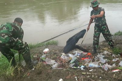 Jelang Malam Pergantian Tahun, TNI-Polri Bersih-bersih Bantaran Sungai Bengawan Solo