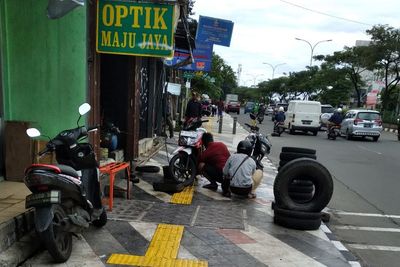 Yaelah! Telan Biaya Rp23,5 Miliar, Trotoar di Depok Malah Jadi Tempat Parkir dan Lapak PKL