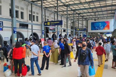 H-1 Jelang Tahun Baru, Penumpang Kereta dari Stasiun Gambir-Senen Meningkat